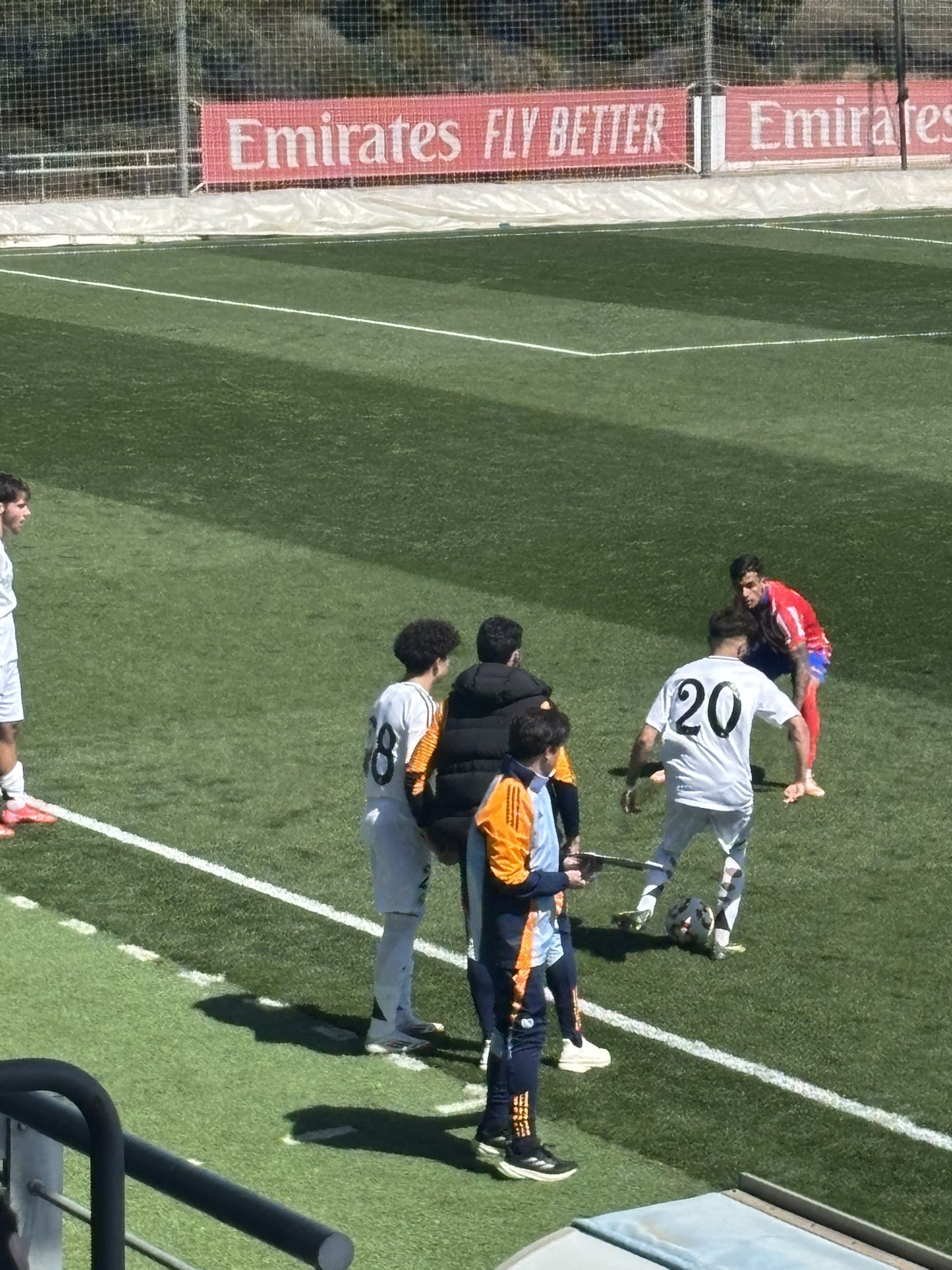 天賦滿滿！馬塞洛15歲兒子恩佐皇馬U19首秀，登場5分鐘腳后跟助攻